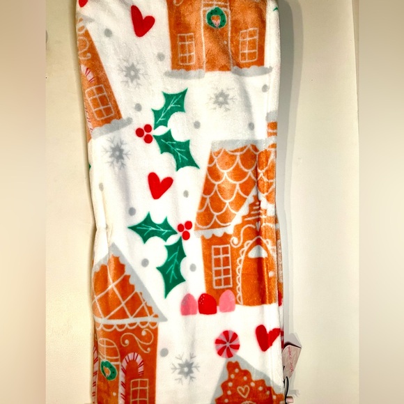 Christmas Gingerbread Candy Houses Ultra Soft Plush Throw Blanket Betsey Johnson - Picture 2 of 9
